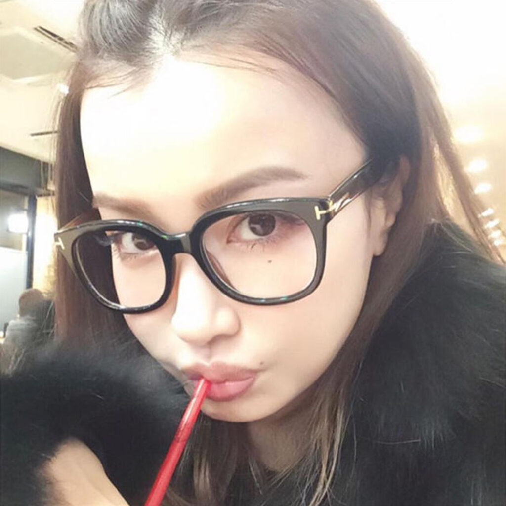 平子理沙さんが着用しているトムフォード「TF5040‑05b」