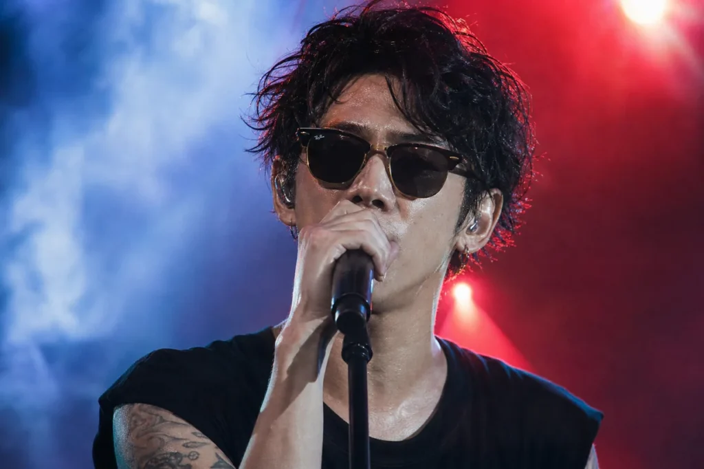 ONE-OK-ROCKのTakaがライブステージでRay-Banクラブマスター(RB3016)を着用する象徴的シーン