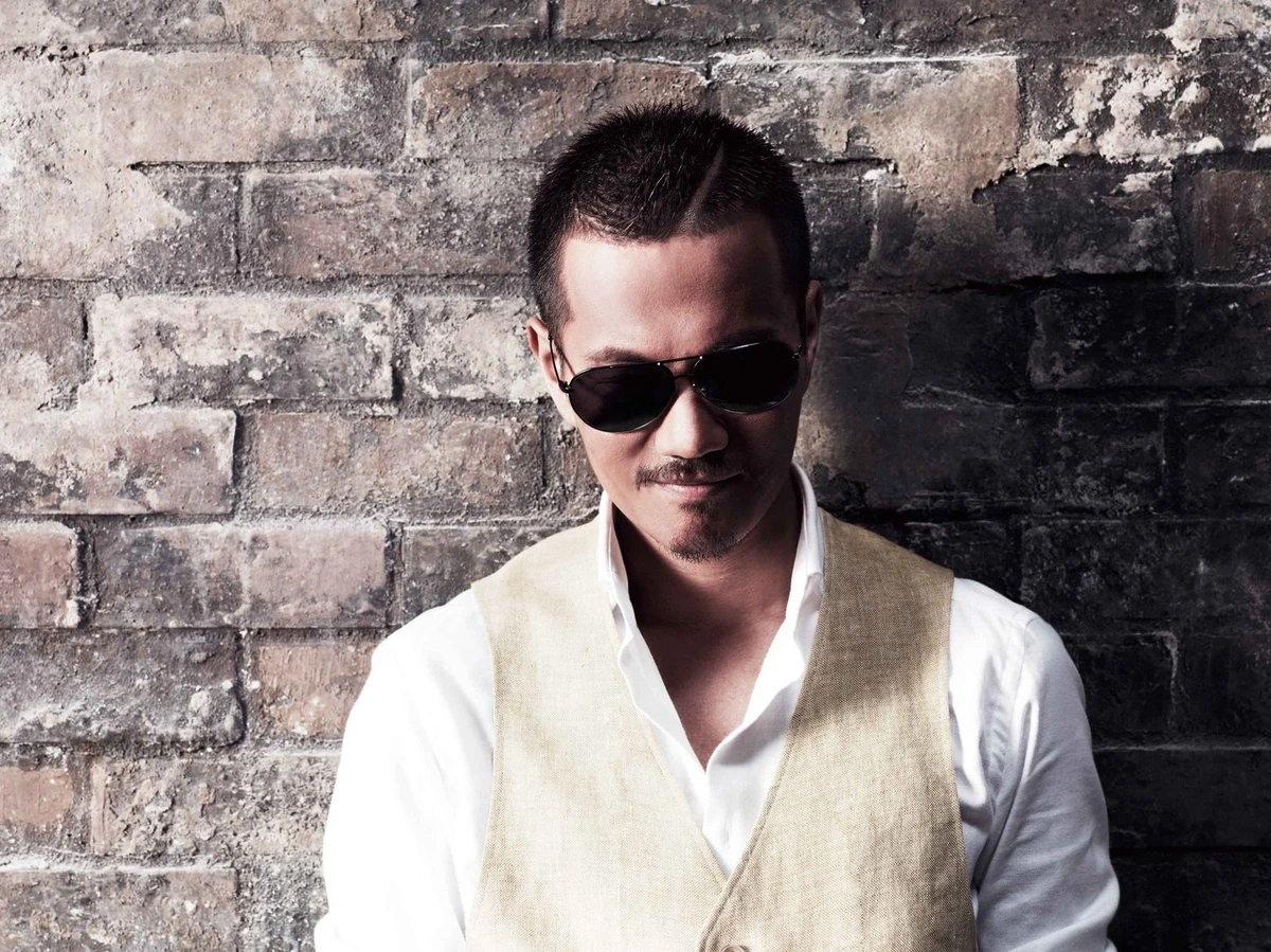EXILE ATSUSHIさんがNHK密着ドキュメントの告知ビジュアルでレンガ壁を背景にティアドロップ型サングラスを着用しているショット