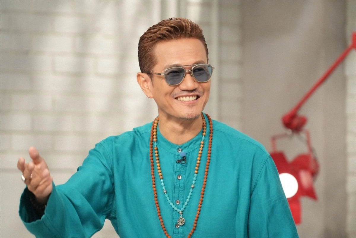 EXILE ATSUSHIさんが『おしゃれクリップ』出演時にライトブルーレンズのティアドロップ型サングラスを掛けて笑顔を見せるショット