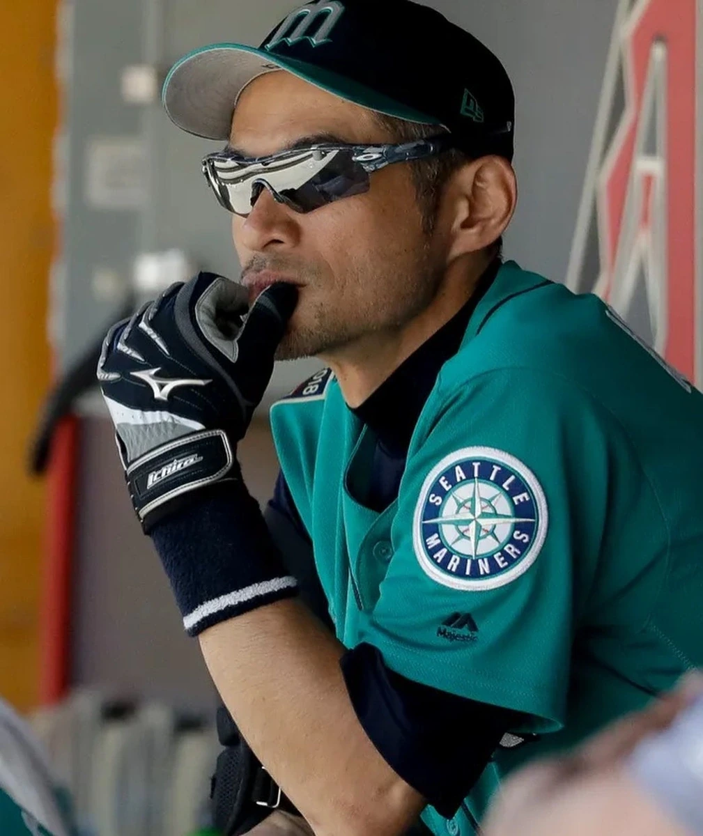 イチローさんがマリナーズのティールのユニフォームでOAKLEYのRADARLOCKを着用しダグアウトにいるショット