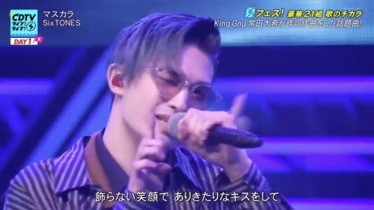 ジェシーさんがCDTVライブ!ライブ!で「マスカラ」を歌唱中にゴールドメタルのラウンド型サングラスを着用しているショット