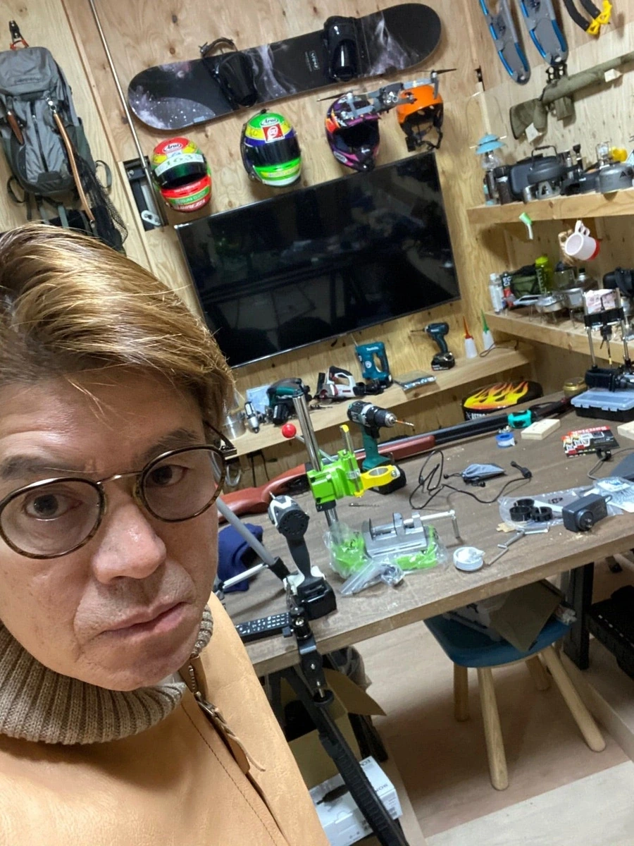 ヒロミさんが本人ブログの自撮りでDIY工房を背景に999.9のボストン型コンビネーションフレームを着用しているショット
