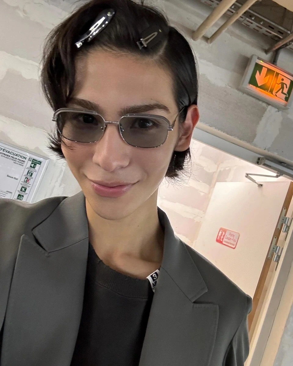 ラウールさんがMaison MIHARA YASUHIROのショーのバックステージでBLANC..のBE016を着用した自撮りショット