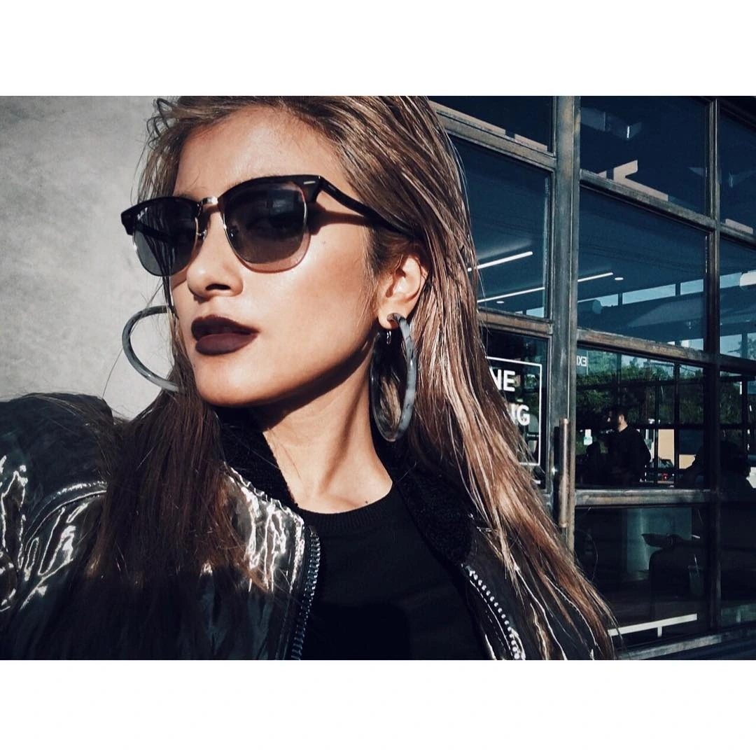 ローラさんが黒いジャケットにRay-BanのRB3016クラブマスターを着用したLA屋外のショット