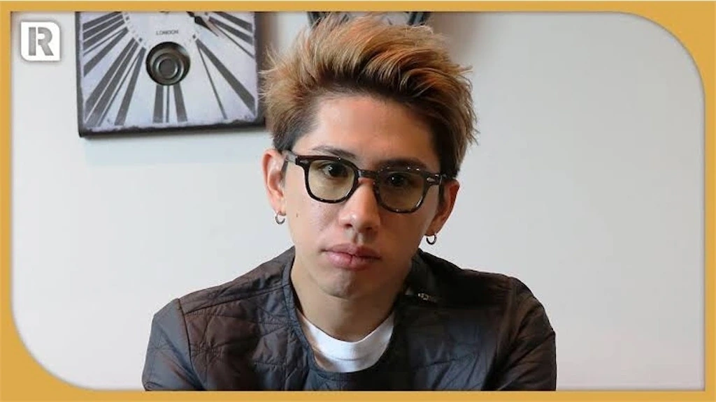 ONE OK ROCKのTakaさんがRock Sound誌のインタビュー動画でクリアレンズのMOSCOT LEMTOSHを着用しているカット