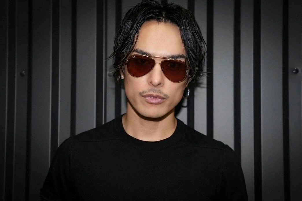 今市隆二さんが黒いTシャツにブラウンレンズのRay-Ban AVIATOR REVERSE RB0101Sを着用したポートレート