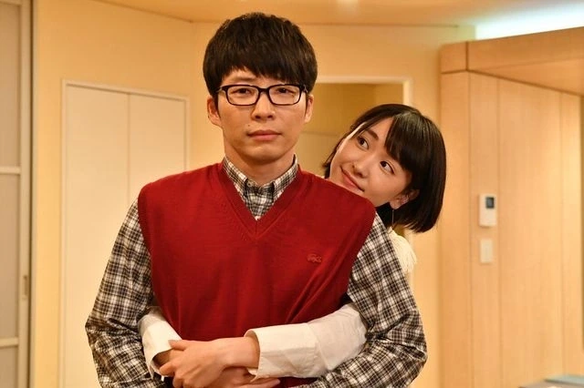 星野源さんがドラマ「逃げるは恥だが役に立つ」の津崎平匡役で赤いベストにオリバーピープルズのDenison-J（ブラック）を着用しているシーン