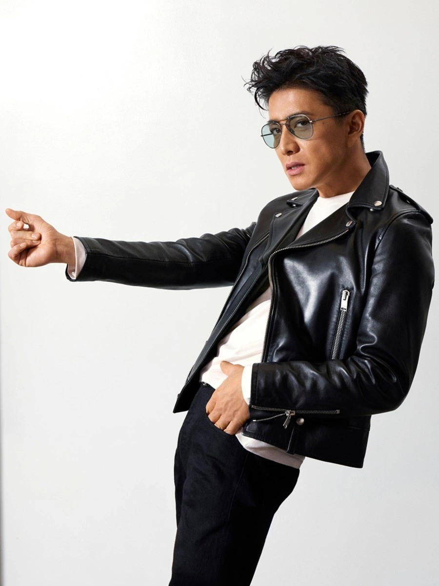 木村拓哉さんがRay-Banの2021年キャンペーンでレザージャケットにラウンド型のスモークレンズサングラスを合わせた着用ショット