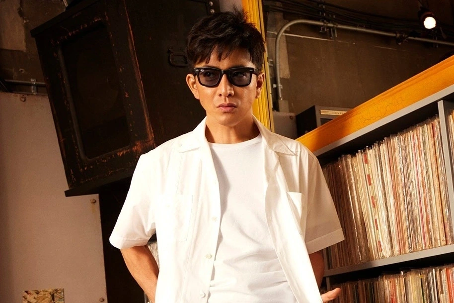 木村拓哉さんがRay-Banの公式キャンペーンで白シャツにブラックのウェイファーラー型サングラスを着用したショット