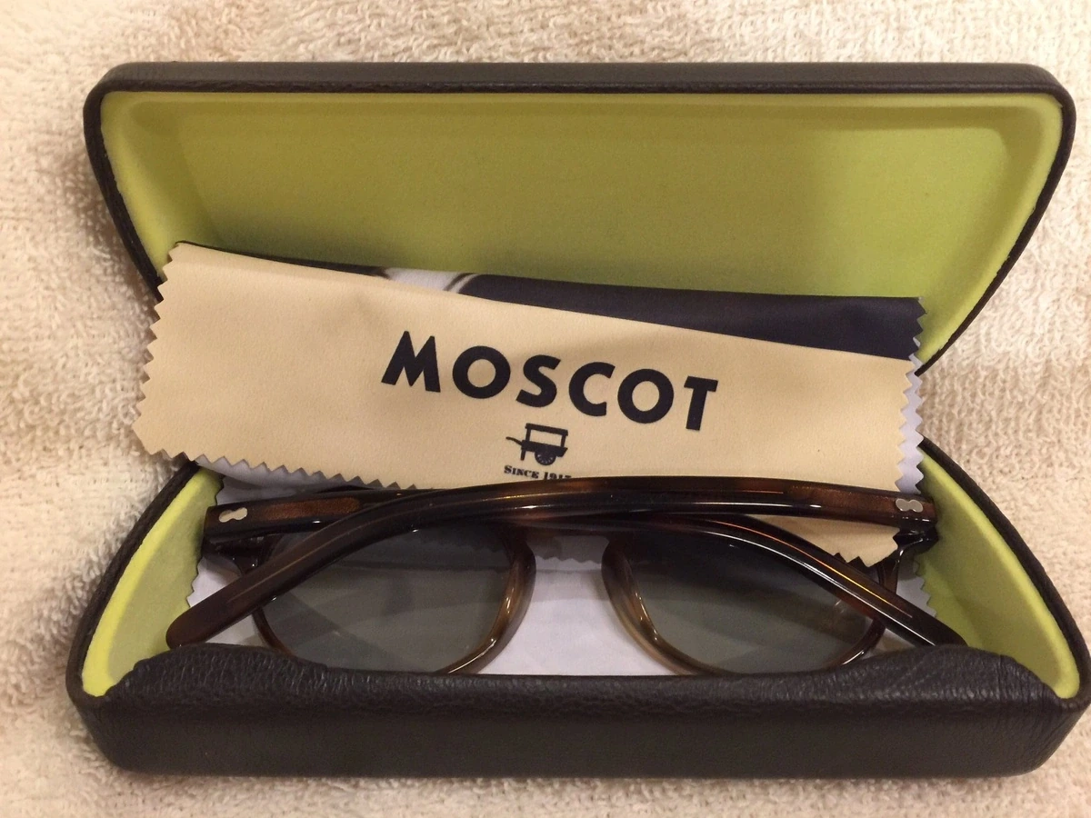 田村淳さんが本人所有のべっ甲色のMOSCOT MILTZENをMOSCOTのケースと並べた写真