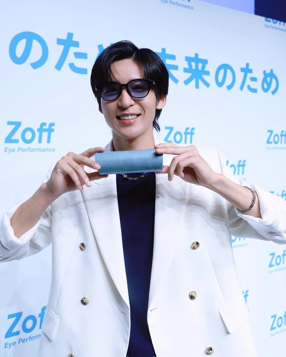目黒蓮さんが本人Instagramに投稿したZoffグローバルブランドアンバサダー就任イベントでのサングラス着用ショット。白いジャケットでZoffの眼鏡ケースを手にした姿