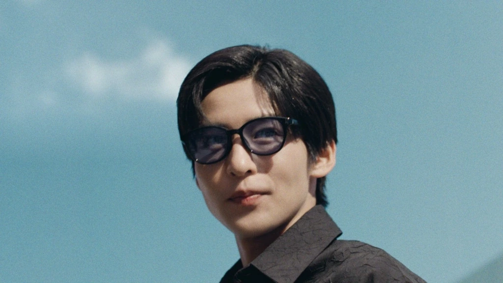 目黒蓮さんがZoff SUNCUT GlassesのCM本編で青空を背景にサングラスを着用している正面カット