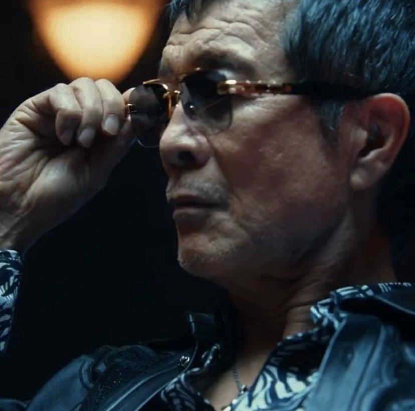 矢沢永吉さんがラジオ番組のプロモ映像でリムレスのDITA GRAND-EVO ONEを着用し眼鏡に手を添えるカット