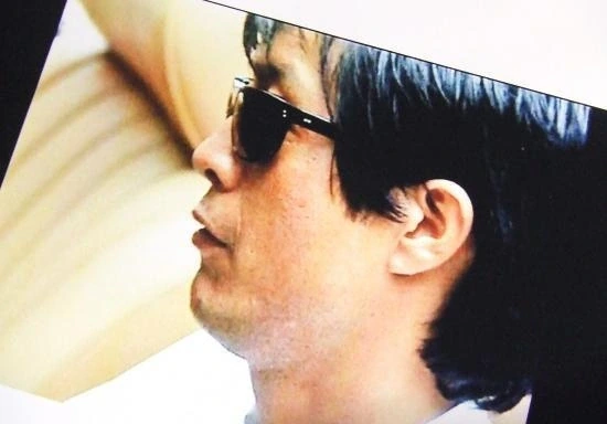 矢沢永吉さんがコカ・コーラのCM映像でRay-Banのバロラマを着用した横顔のカット