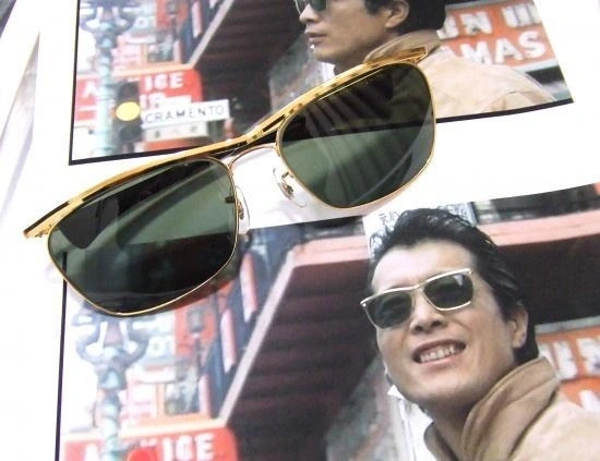 Ray-Banオリンピアン2DX(ツーデラ)の実物と、若い頃の矢沢永吉さんのポスターを並べた写真