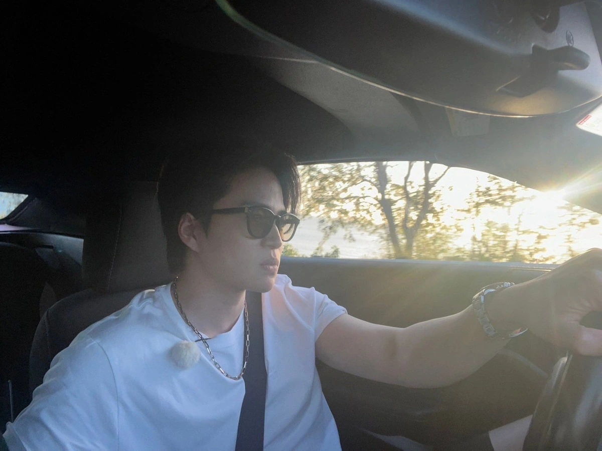 菊池風磨さんが車の運転席でブラウンレンズのGENTLE MONSTER Jade 01を着用しているショット