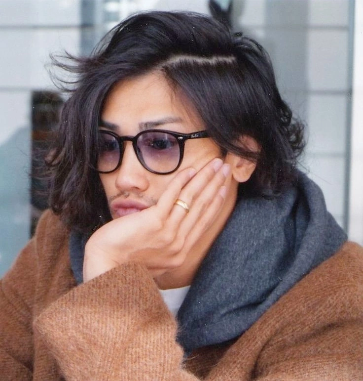 赤西仁さんが私服で着用しているRay-Ban RB4259-F 601/19(黒フレーム×ブルーグラデーションレンズ)の着用ショット