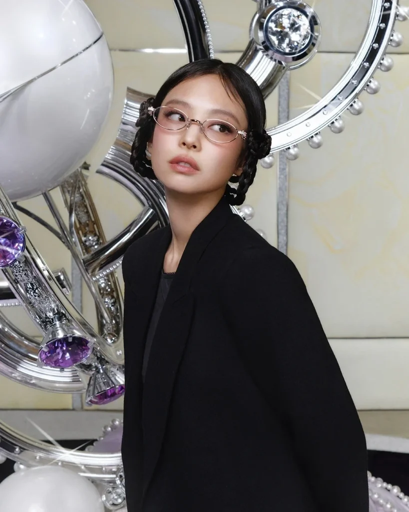 2025年1月のポップアップでシルバーメタルのGLITZ-02を掛けたジェニーさん