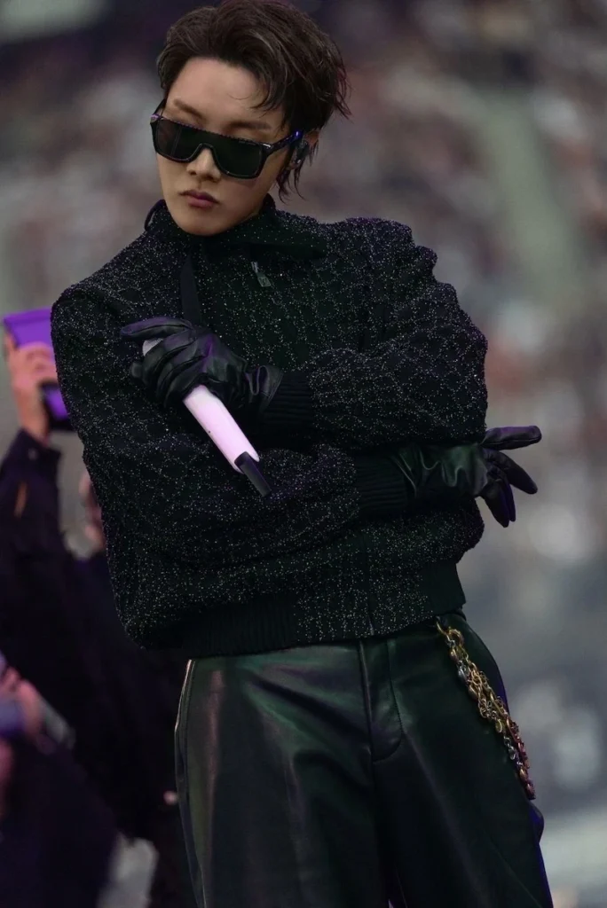 2026年7月のパリ公演でルイ・ヴィトンのLV ロック スクエアを掛けたJ-HOPEさん