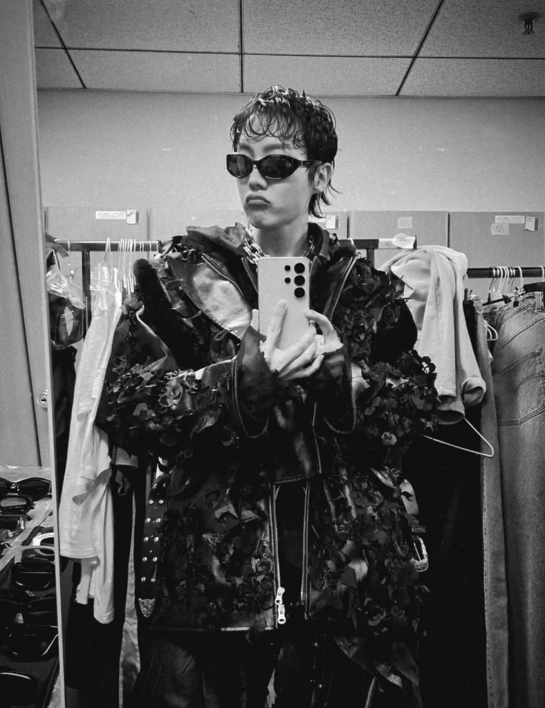 CARVENのSpeedを掛けて鏡越しに撮ったJ-HOPEさんのモノクロ写真