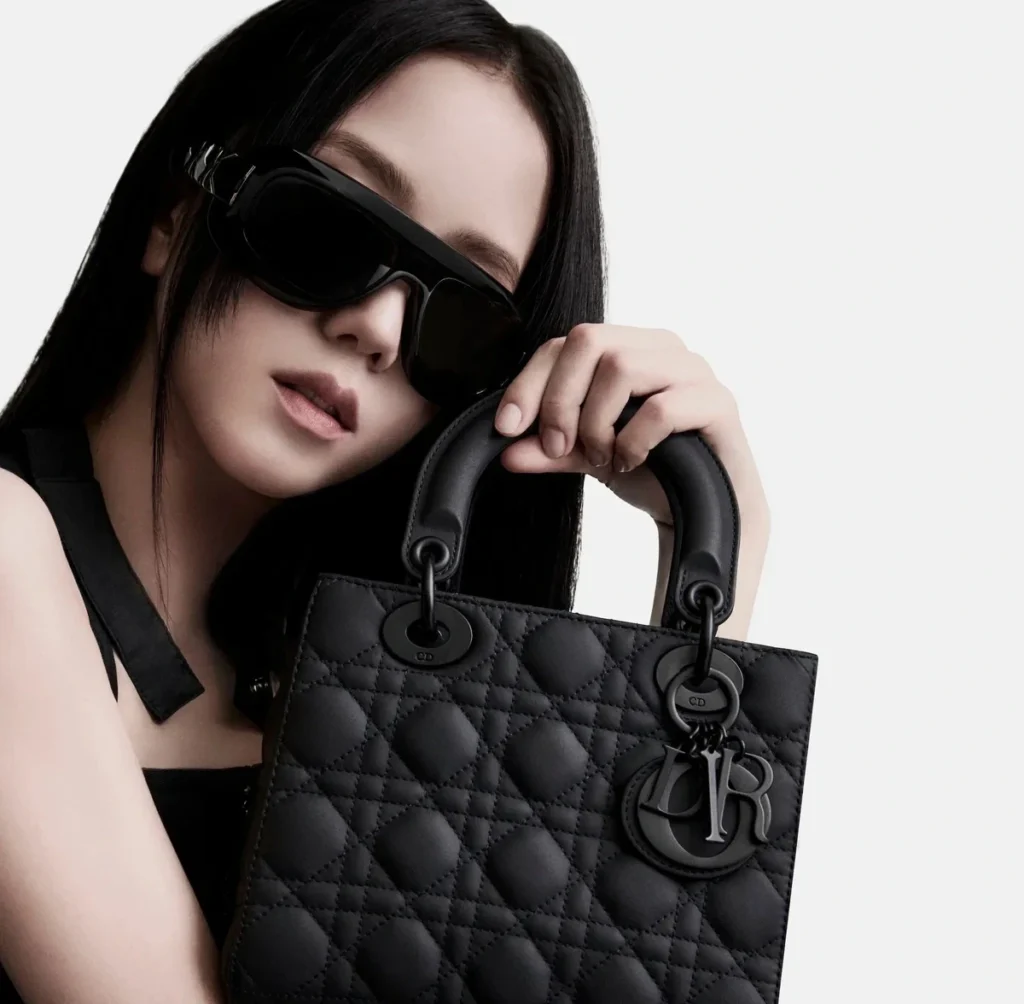Lady Diorのキャンペーンで顔を包む黒いサングラスを掛けたジスさん