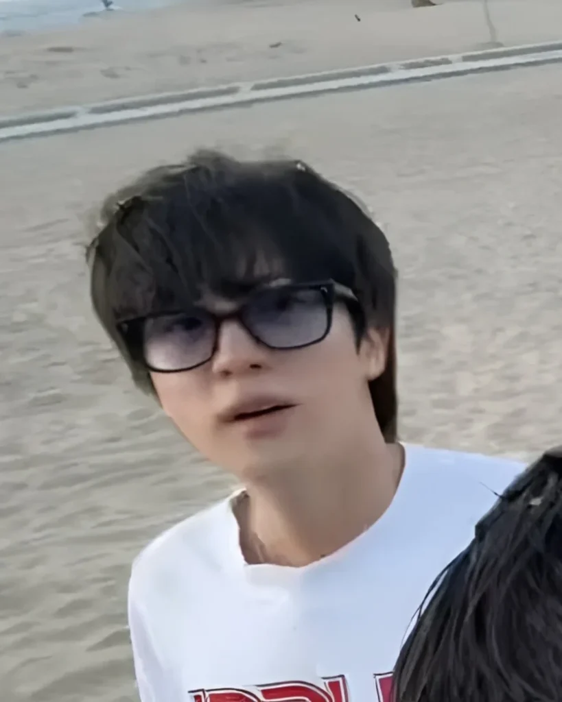 Weverse LiveでジェントルモンスターのNumer 01を掛けたジンさん
