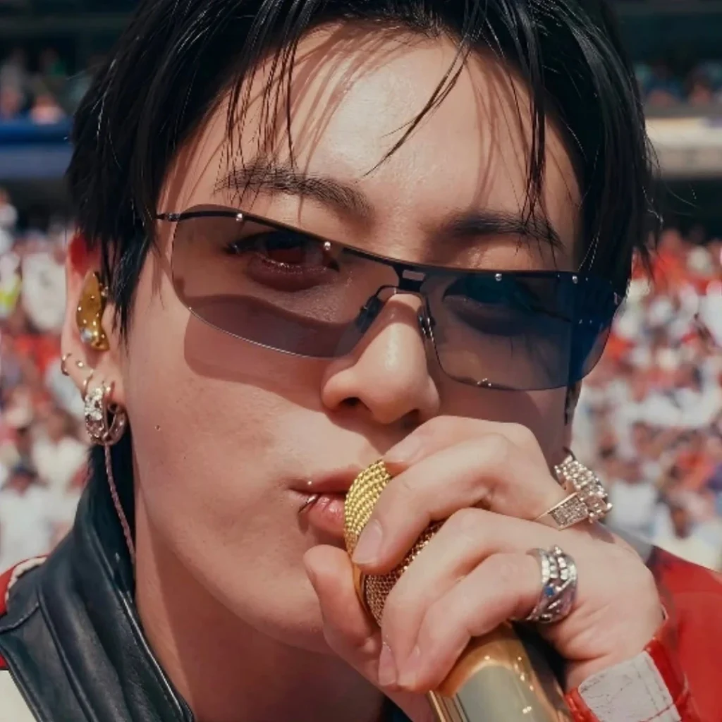 W杯決勝のハーフタイムショーでProper EyewearのCortina C1を掛けたジョングクさん