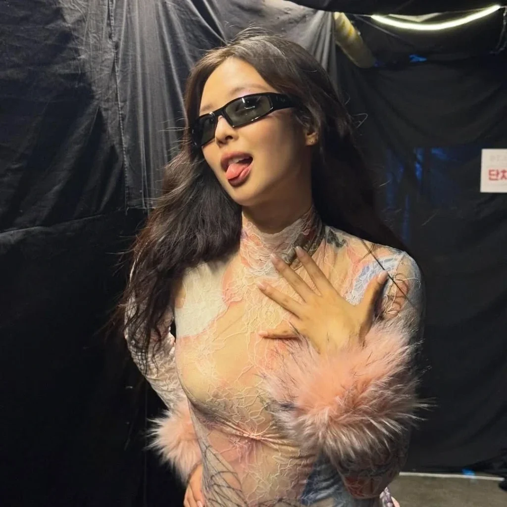 ジャカルタ公演の舞台裏でレイバンのRB4335を掛けたジェニーさん