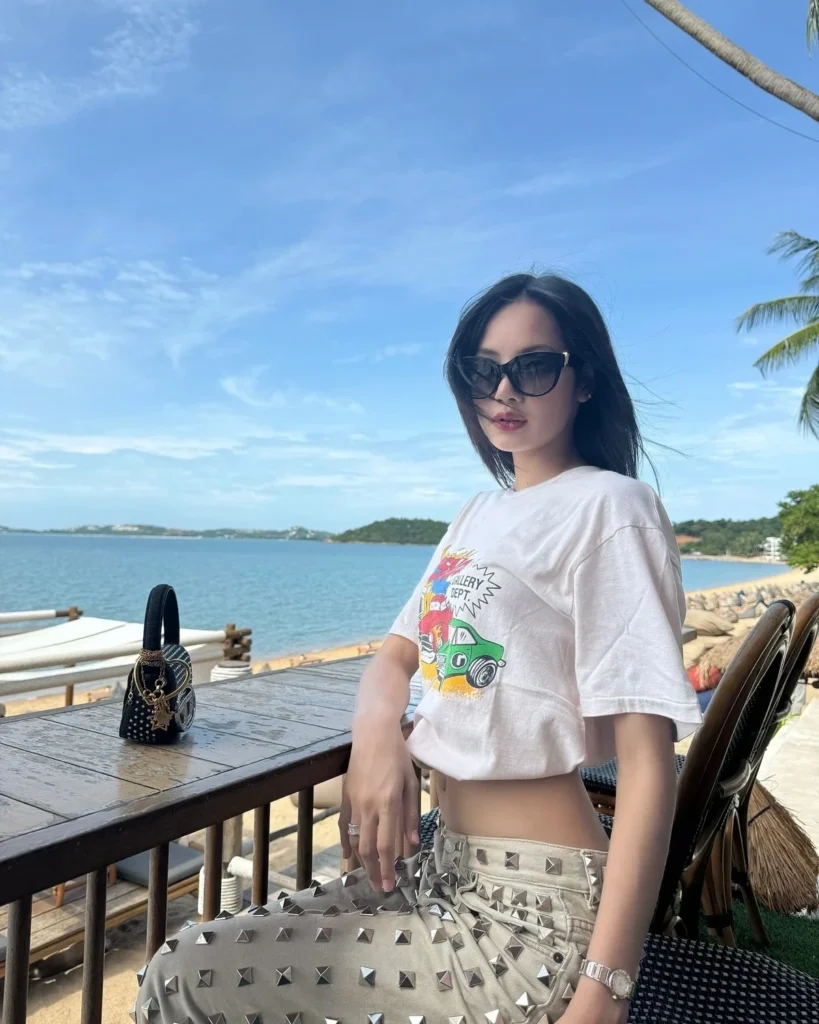 海辺のテラスでサングラスを掛けたリサさん