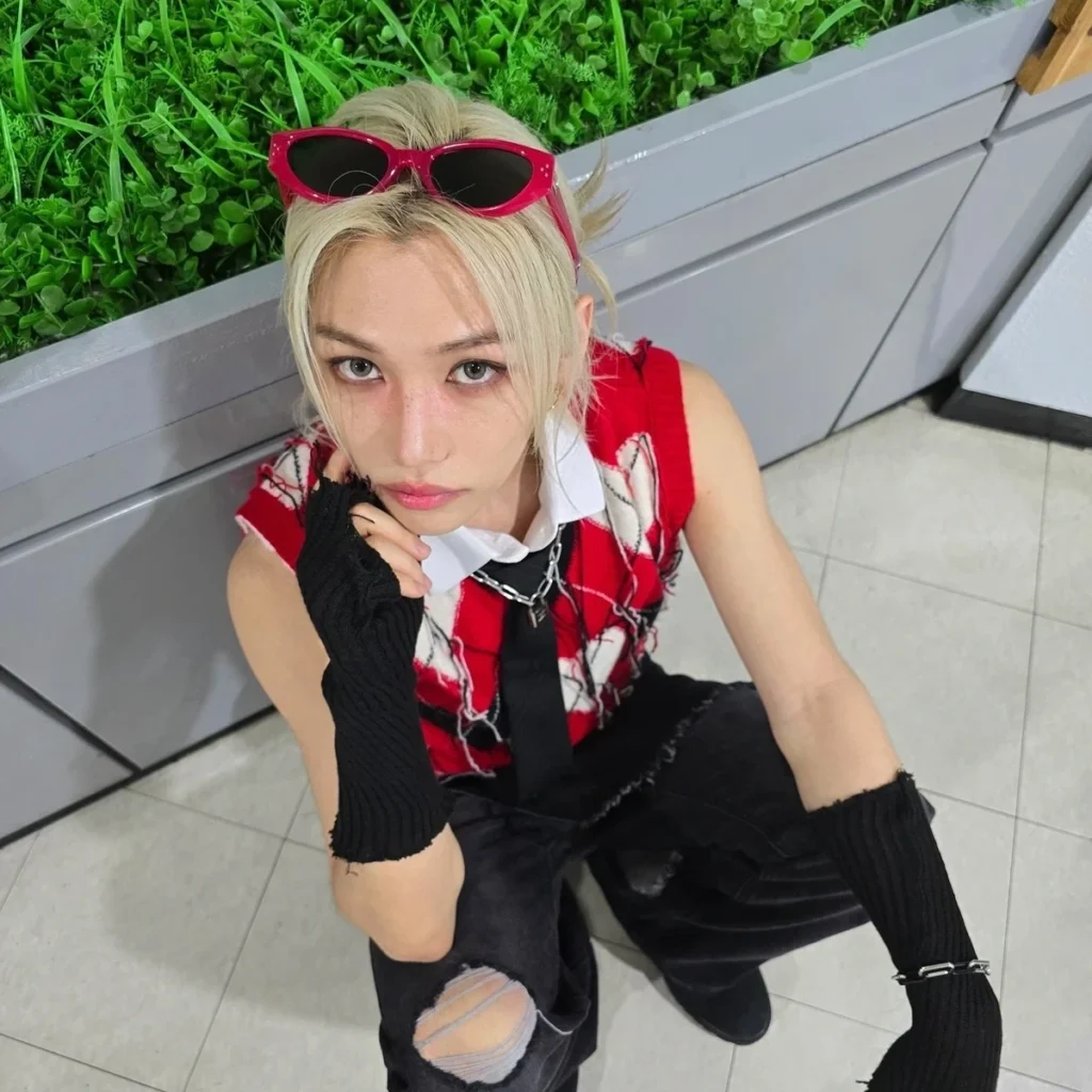 赤いサングラスを頭にのせたStray Kidsのフィリックスさん
